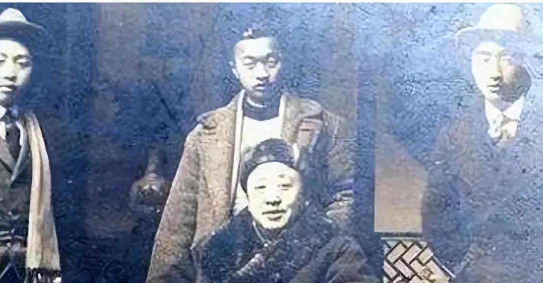 1950年12月25日，天津城里城外的老百姓一早就赶到西郊，那天风很冷，但是荒地
