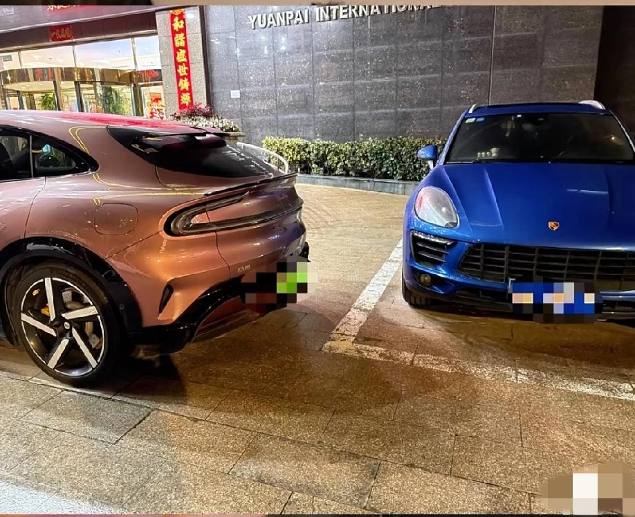 安徽合肥，网友发视频称:自己的家人开车在饭店停车场剐蹭了一辆保时捷的前杠，车主不