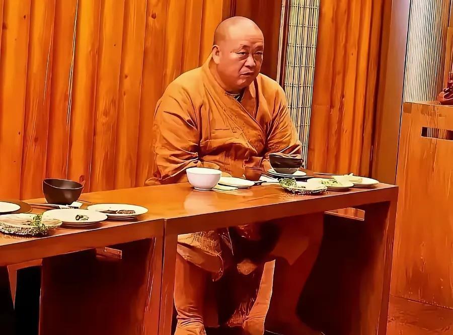 这是释永信出事前的一张罕见照片，茶饭不思，目光呆滞，心乱如麻，已经预感到了不祥之