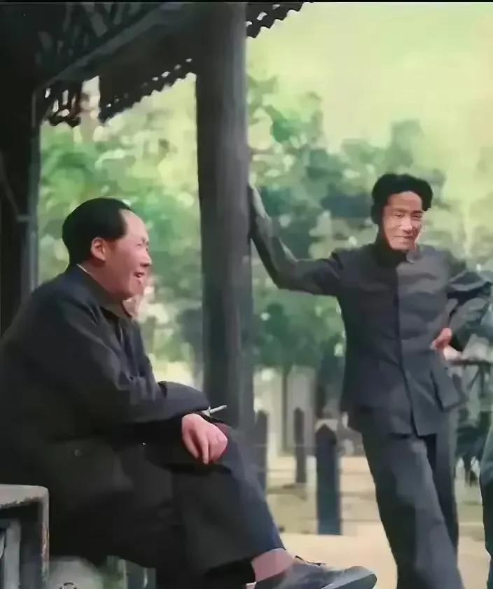 泛黄照片中，毛泽东与毛岸英并肩而立，岁月在他们脸上留下痕迹，却让那眼神中的默契与