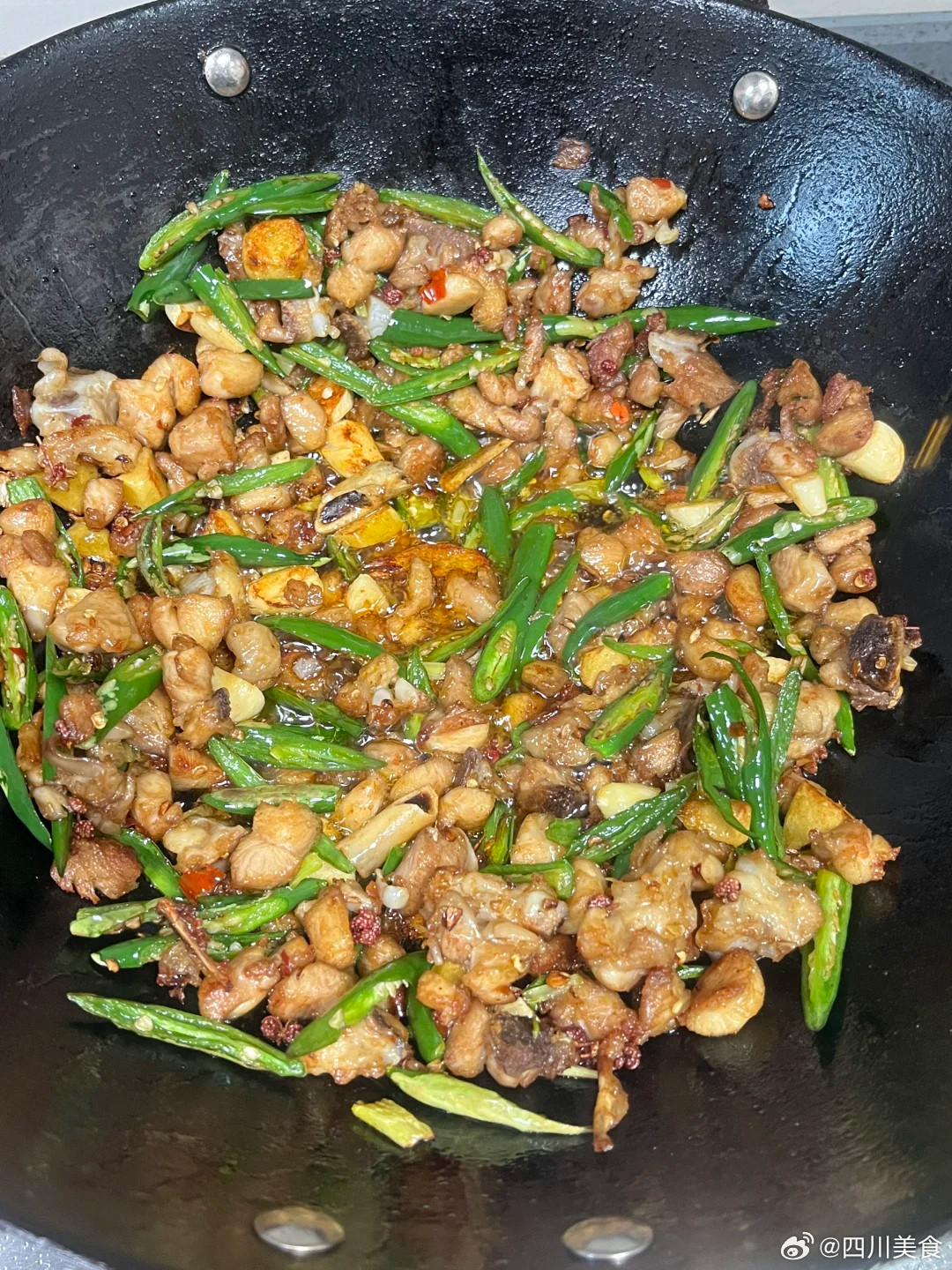 好吃到尖叫的尖椒鸡，又麻又辣，食欲大开，好吃到根本停不下来～用的是青色小米辣，真