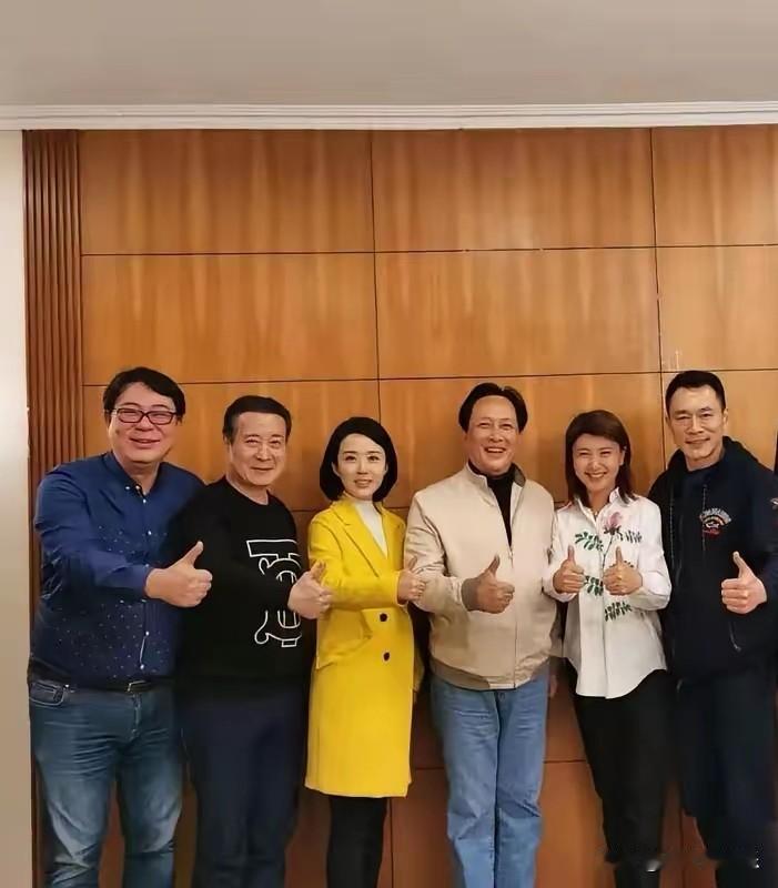 唐国强右边的是闫学晶，而左边的美女是谁？一头齐肩短发，穿件黄色外套，气质是真的好