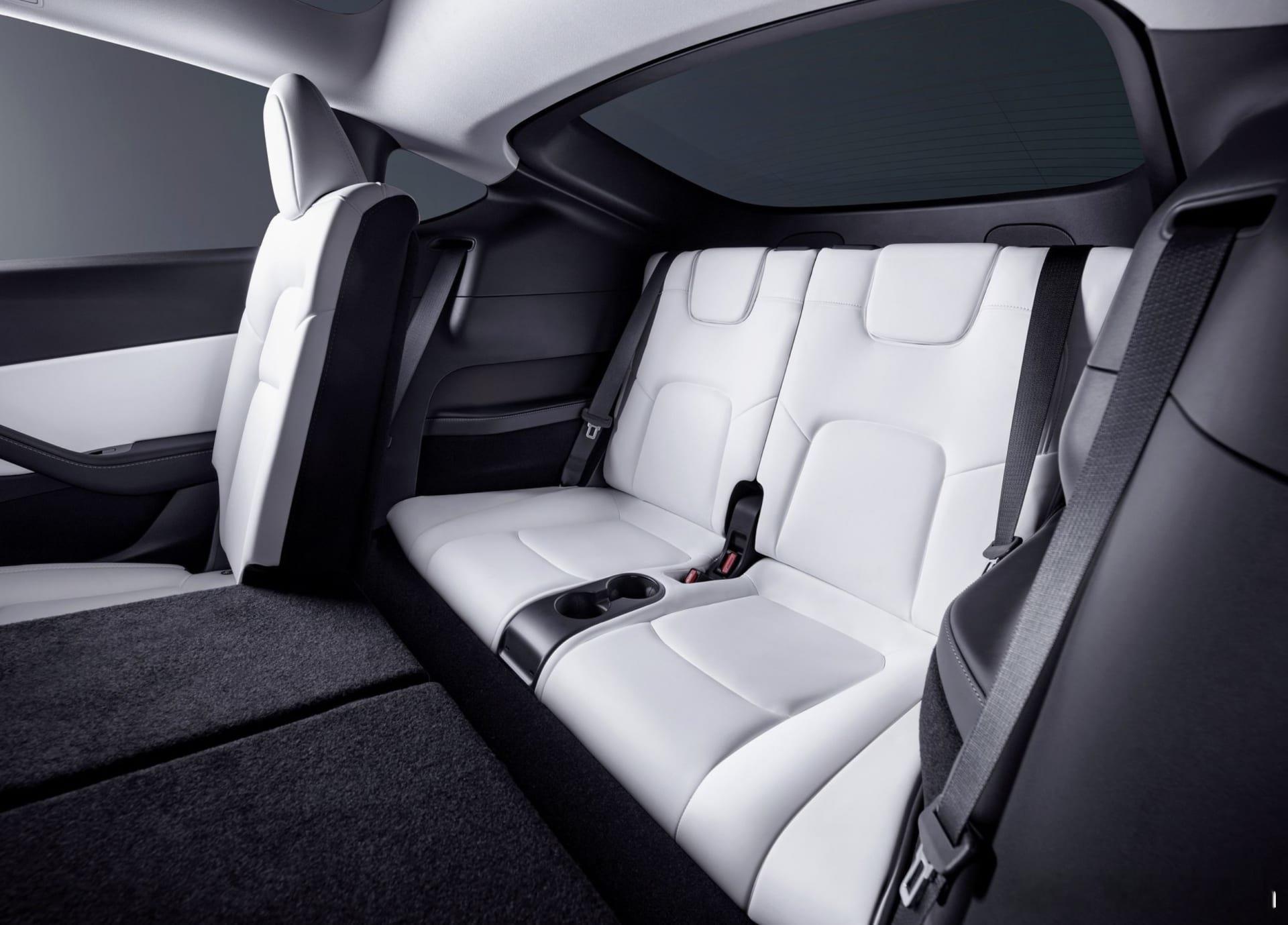 似乎特斯拉在欧洲即将上市新的7座版ModelY了，车重比五座增加52kg，最大