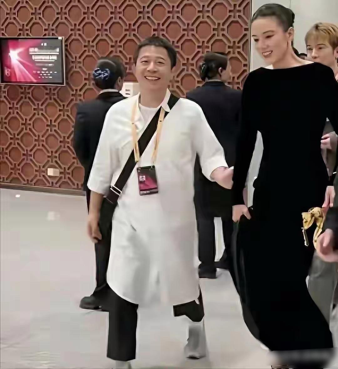 宋佳的老公个子不高，但很有才华，是一位杰出青年导演。两位真是郎才女貌