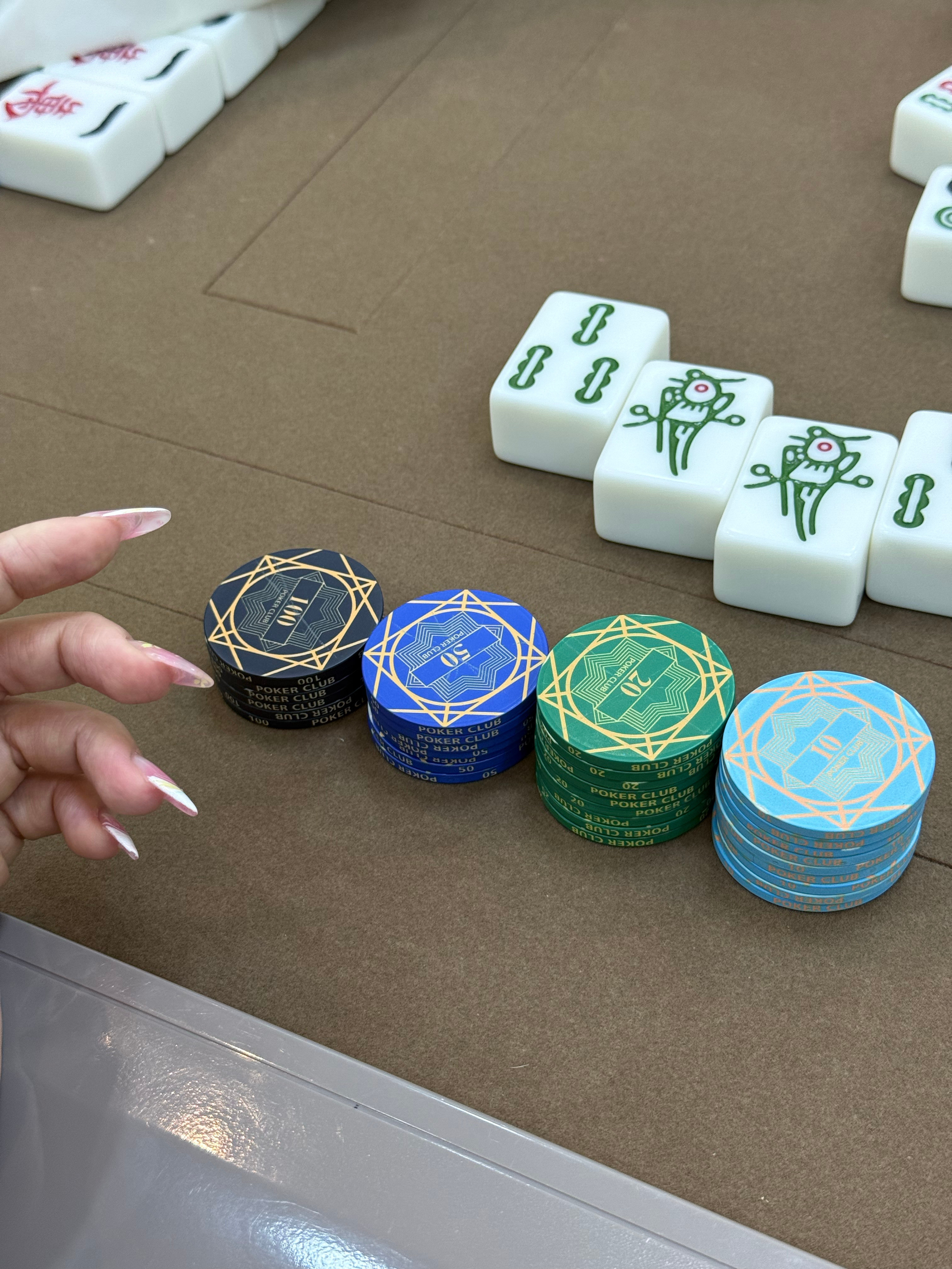 和弟一家跟朋友打麻将，摸牌摸得不错，弟好聪明，打麻将好强，我都没看清牌呢已经哗哗
