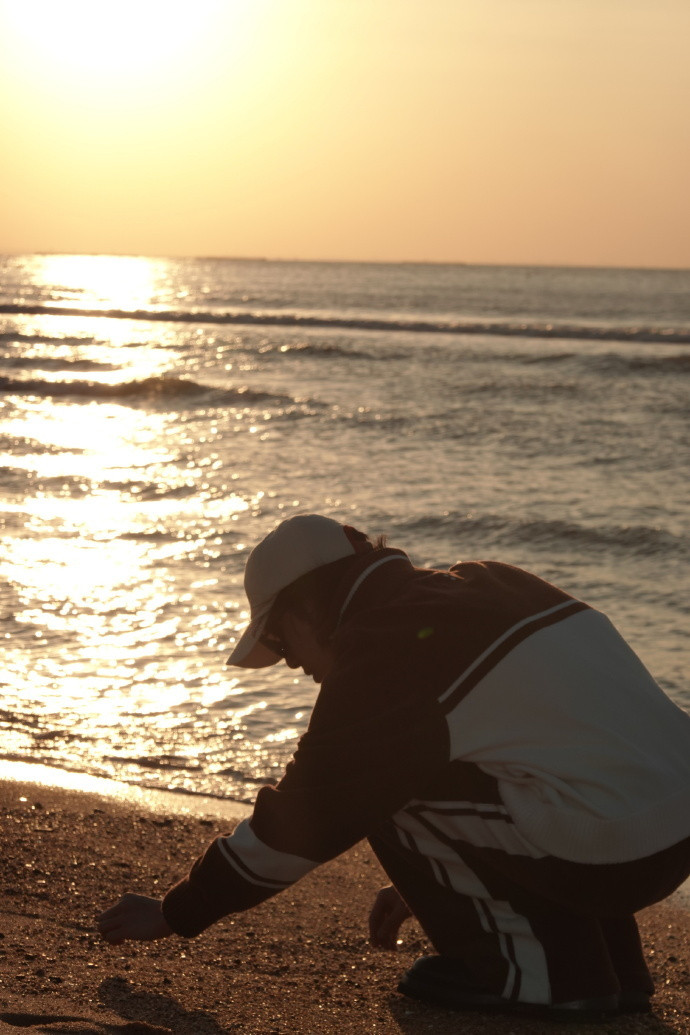 华晨宇每张都是氛围感男头哇，在海边看日落的样子太迷人啦！海浪声声，夕阳温柔，他