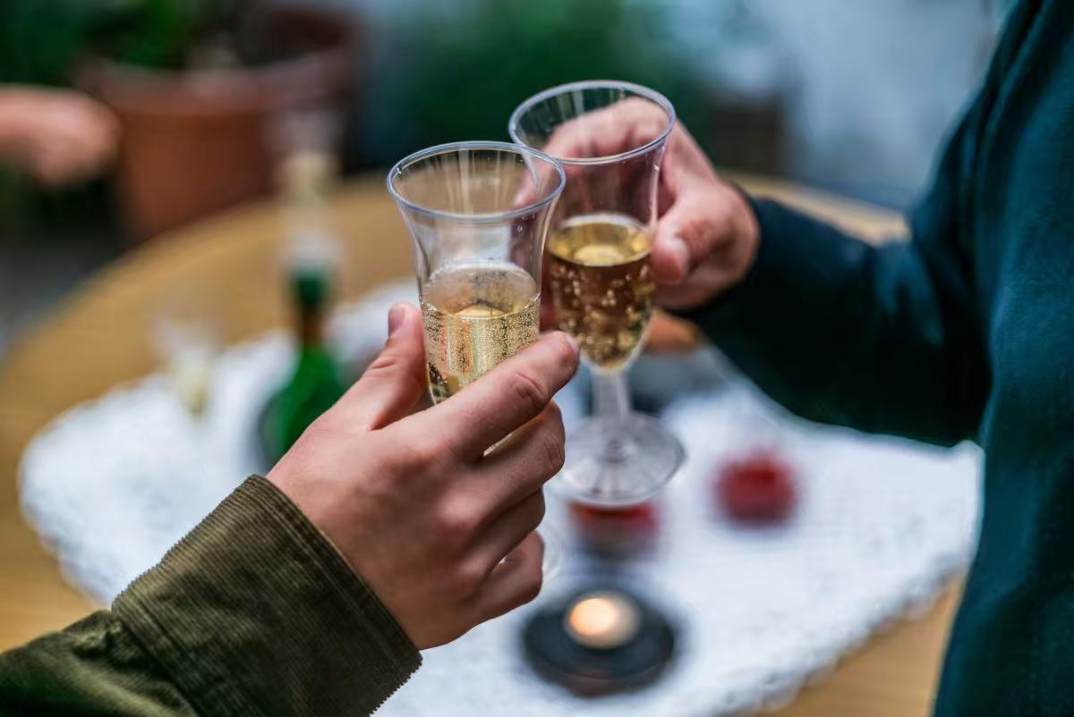 想钱想疯了！湖南长沙，男子和朋友吃完宵夜后，觉得不够尽兴，又去KTV饮酒直到深夜