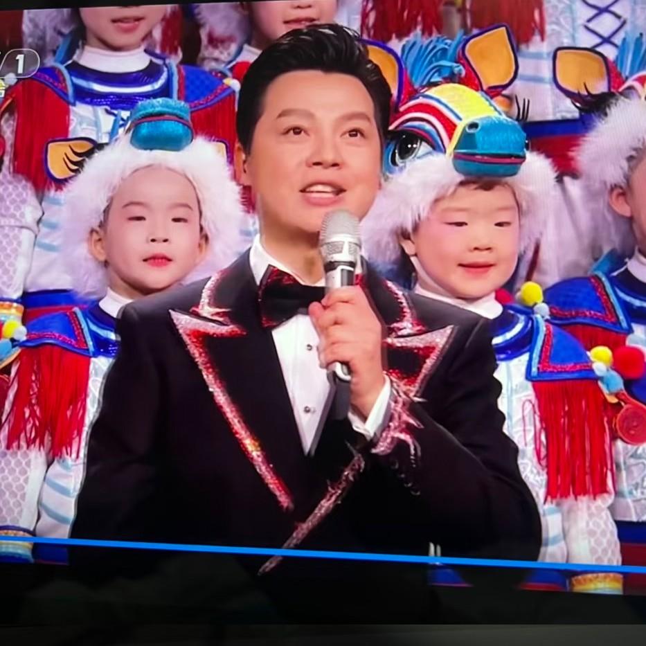 今晚心情最美丽的打工人估计就是春晚主持人鲁豫了吧大家发现没，今年的零点倒计时