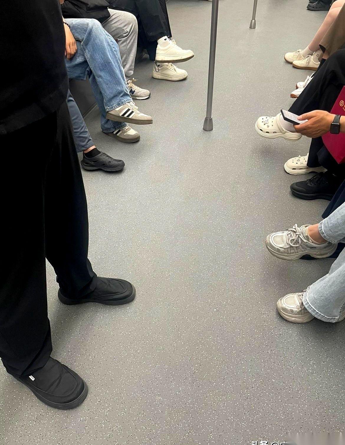 地铁门一开，我挤了进去。车厢里人不多，我扫了一眼，心里“咯噔”一下。不对劲。