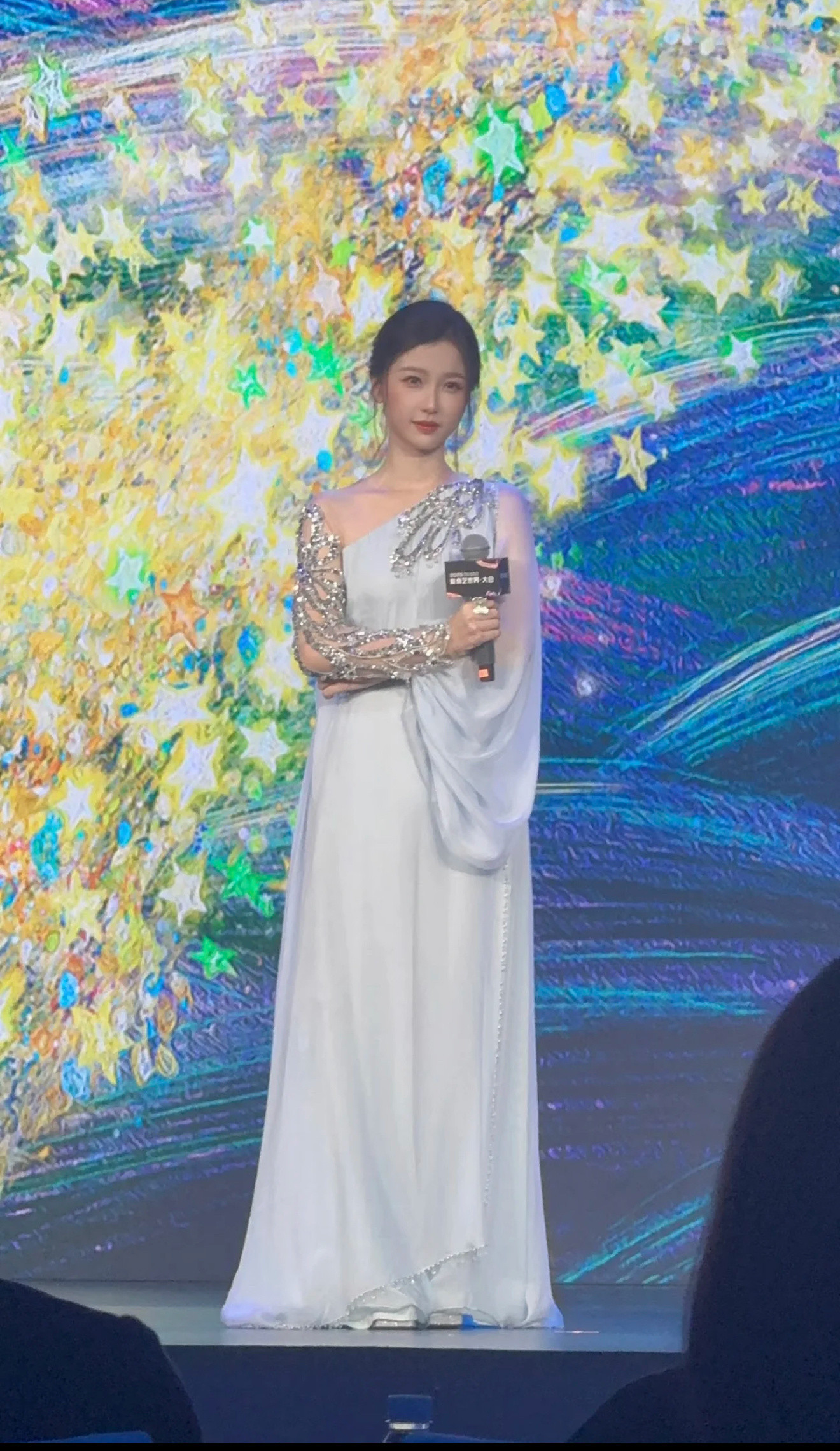 一张鱼头星星的线下活动生图很长的一条虞书欣​​​