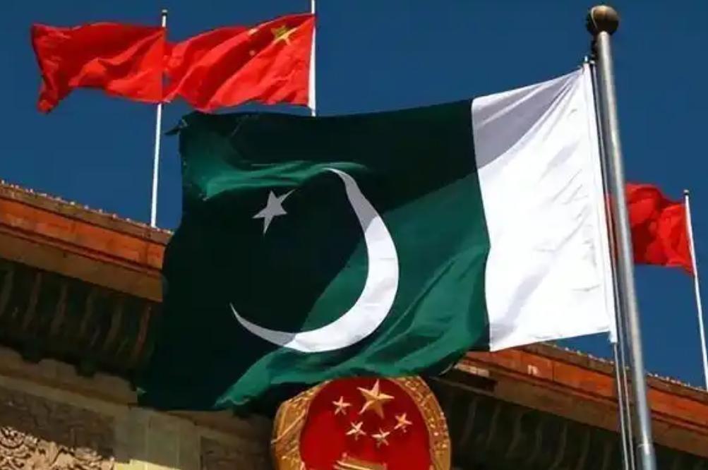 印度人恐怕做梦也未曾料想，那个曾被他们长期鄙夷的贫弱邻居，如今竟悄无声息地长出了