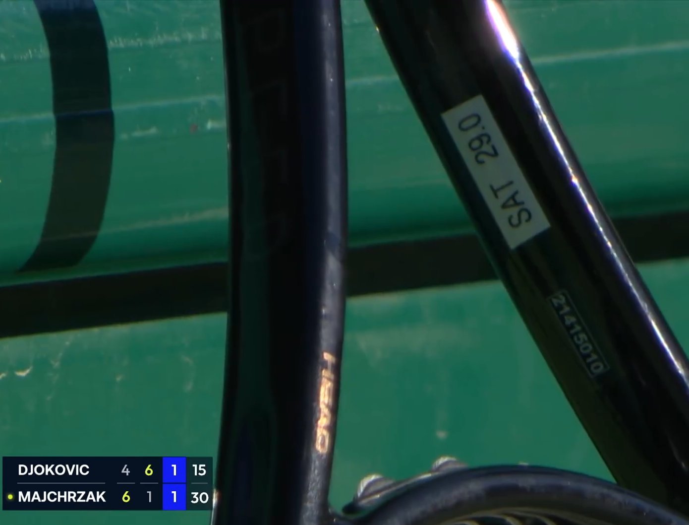 德约科维奇你闹现在穿64磅？？？昨天比赛画面捕捉到你闹的球拍，现场解说你闹当天