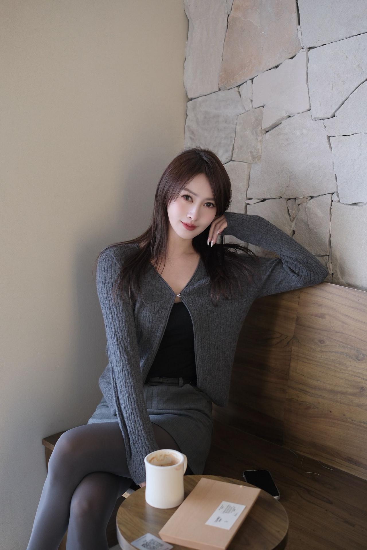 灰色针织衫配短裙，优雅又温柔。