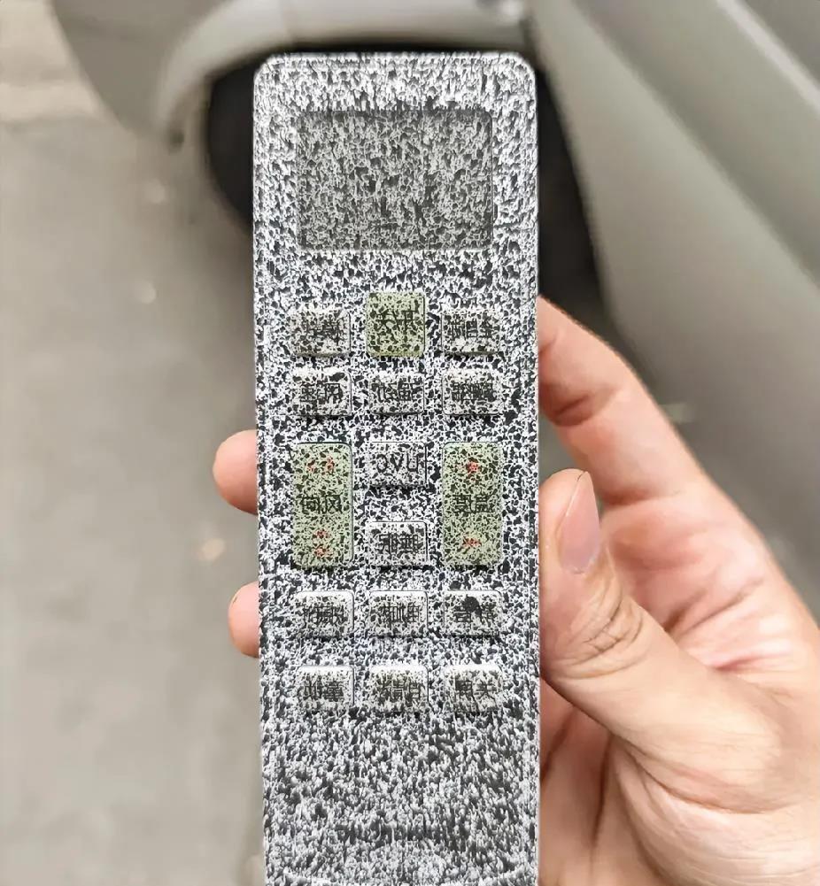 喷漆师傅太有活了，顺手把遥控也给装修了