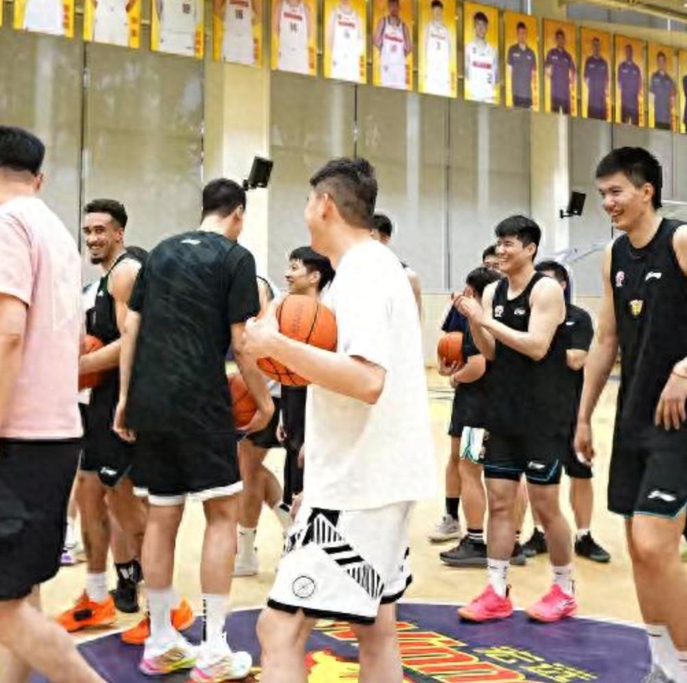 杜锋鼓励焦泊乔！CBA常规赛进入了尾声阶段，广东队接下来还有3场比赛，这3场比