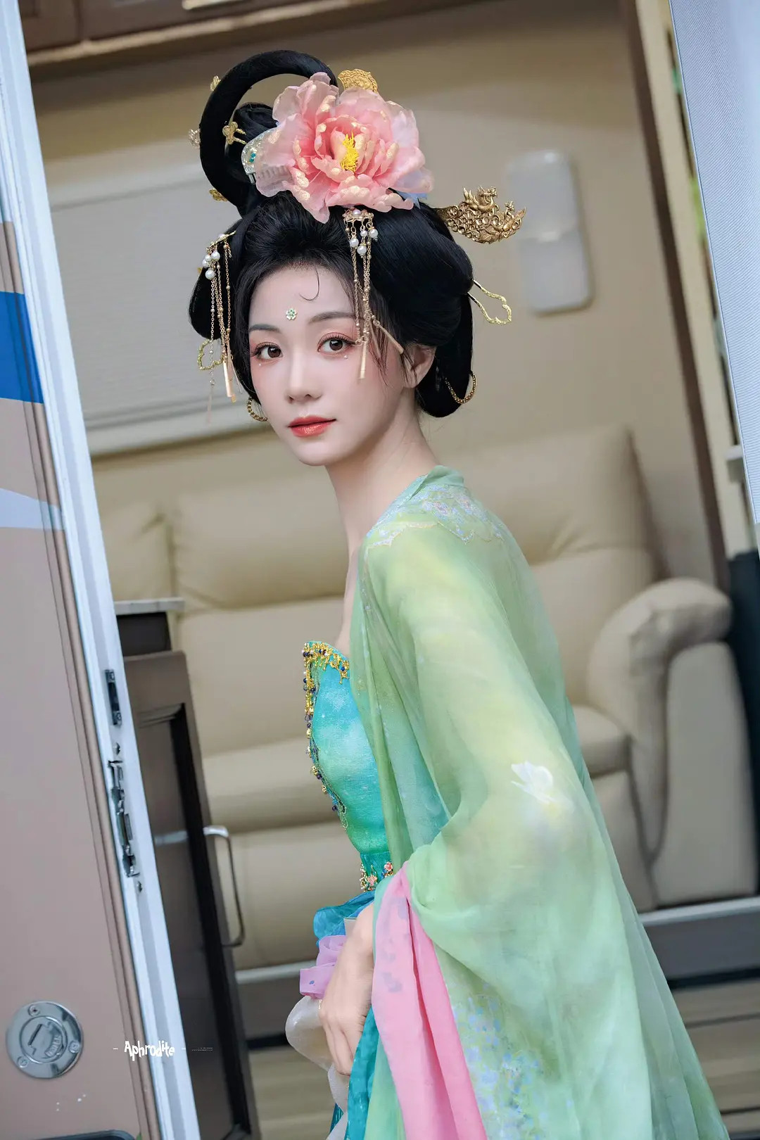 哇这是哪位小姐姐，这套造型很适合她，颜色也好看。