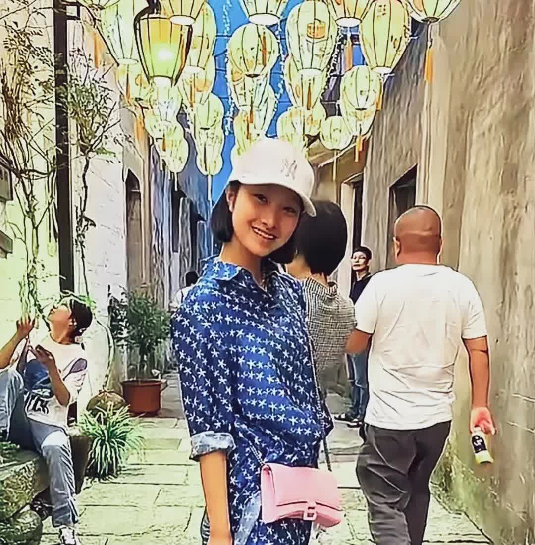 马伊琍与文章的女儿文爱马已经15岁了！身材高挑顺溜，笑容阳光自信！长相很像爸爸！