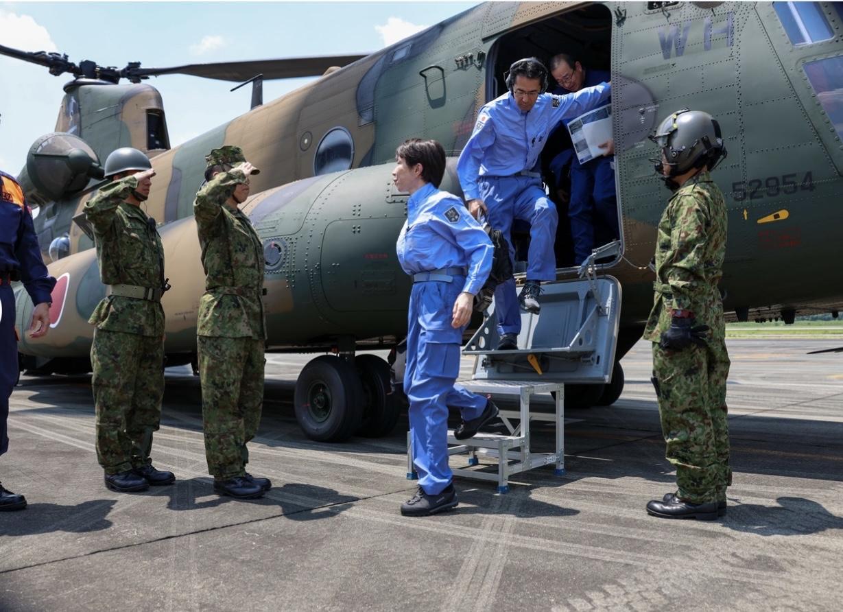 首相去地震灾区视察，待了3分钟。日本网民给她起了个外号叫“奥特曼”。我第一次