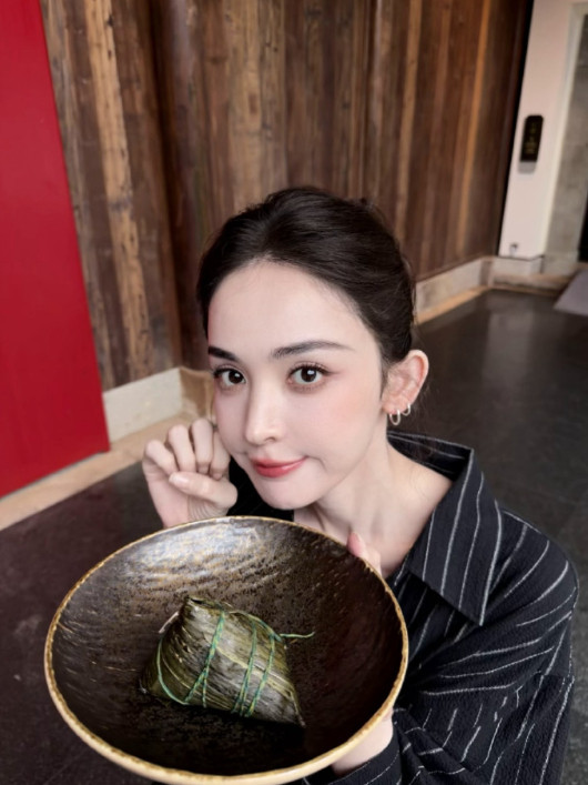 女明星端午节营业照：鞠婧祎、李兰迪、王楚然、古力娜扎、白鹿、关晓彤、吴谨言、陈都
