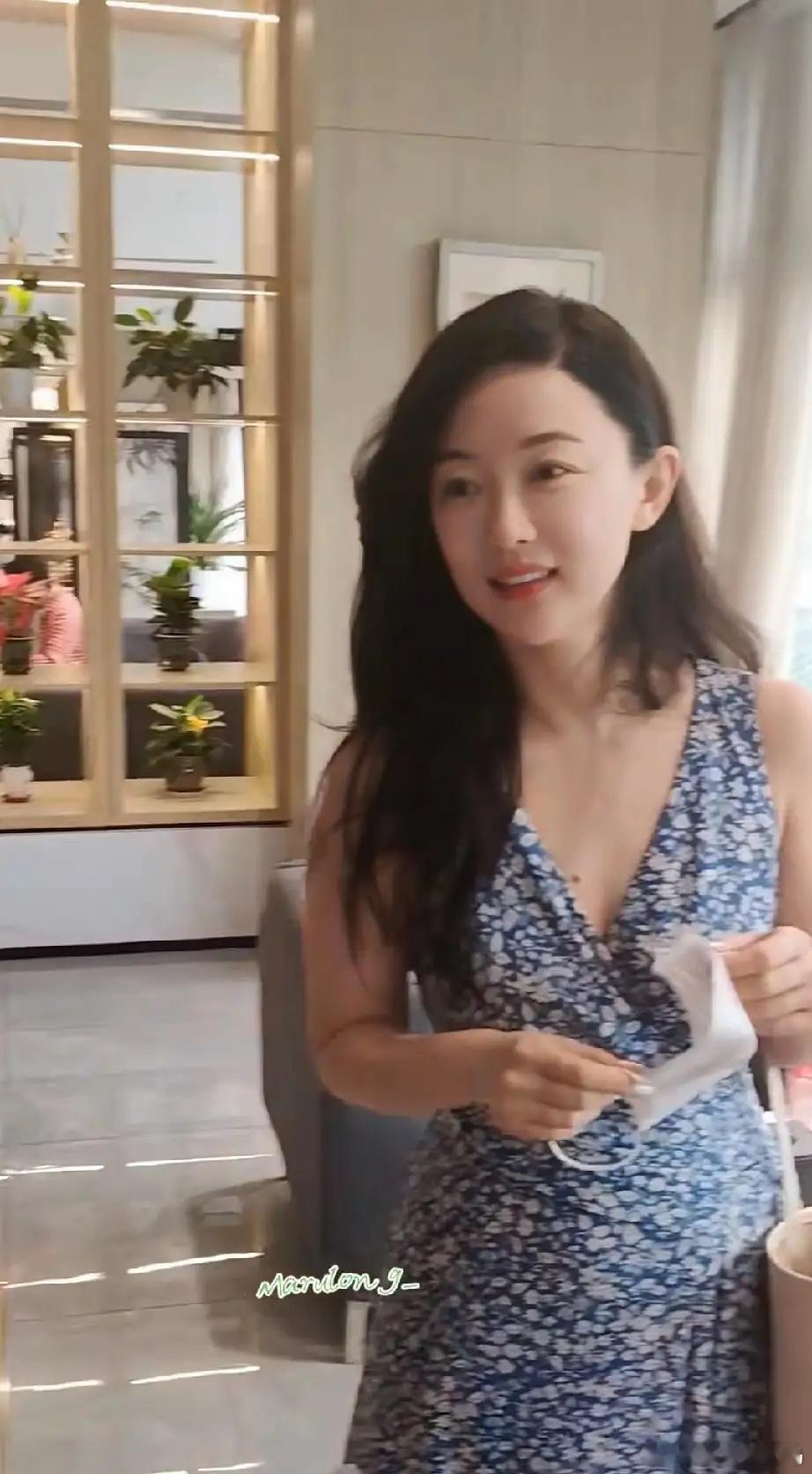 霍思燕和老公出游，路人视角的她白白胖胖，看起来一点都不像46岁的人，手臂肉嘟嘟还
