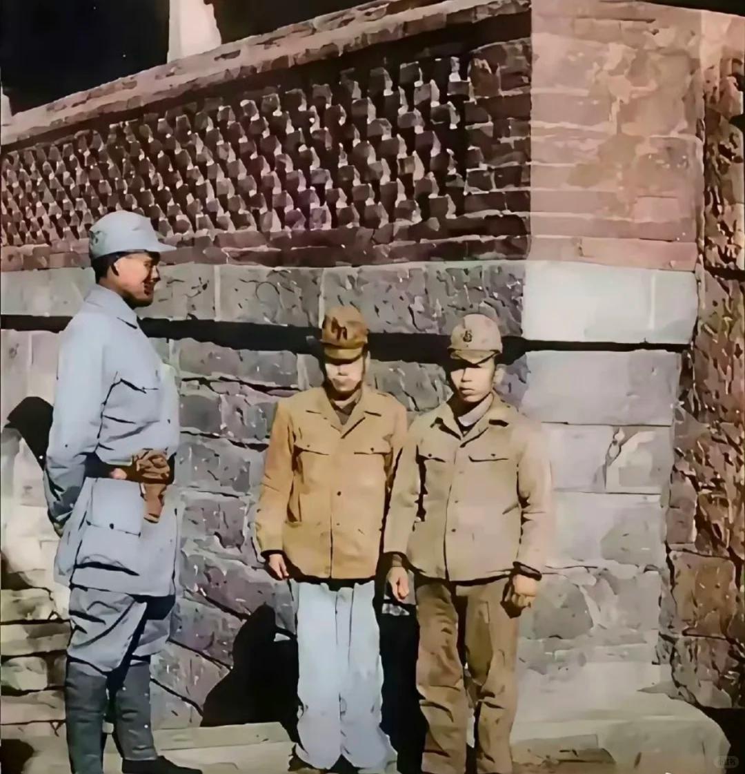 来一张解气的，中国军队接受日军投降的瞬间，这才是扬眉吐气！1945年，抗日战争胜