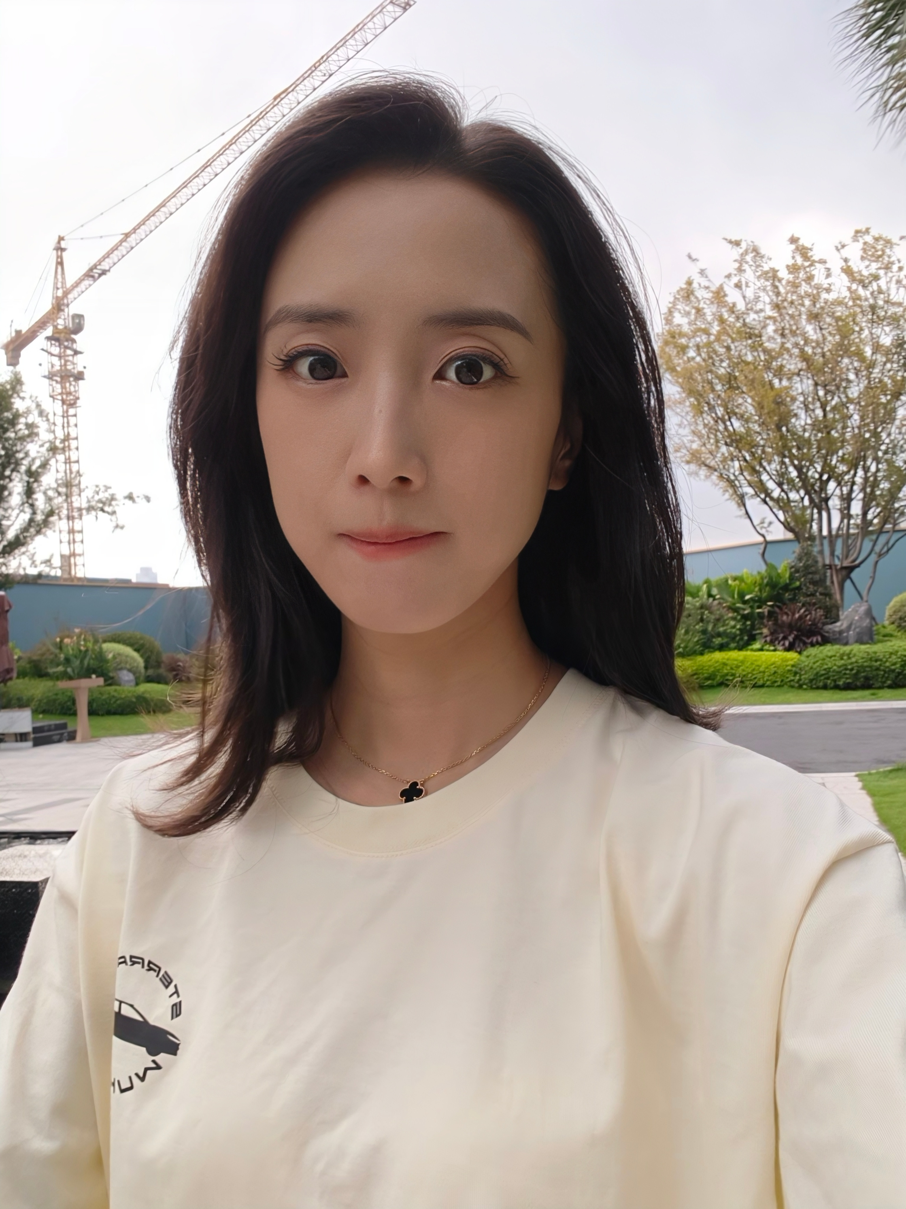 今天的我长这样，目前还在上班[大笑]你们呢？国庆都去哪里玩儿呀？能不能给我点思路