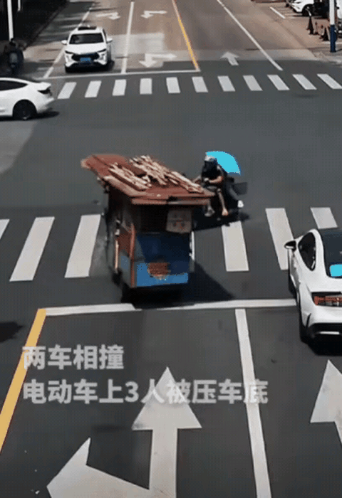 泪目！江苏常州，在红绿灯处，一辆电动三轮车和一辆电动两轮车撞在了一起。电动车有三