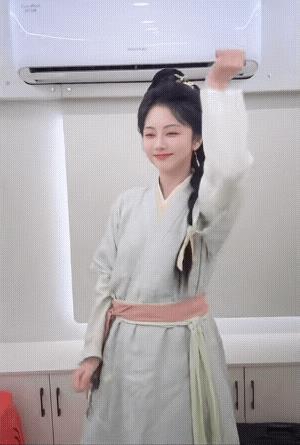 谭松韵今天的手势舞是专门为小哥跳的吗？不年不节的，松韵突然在线喊话小哥@张新成是