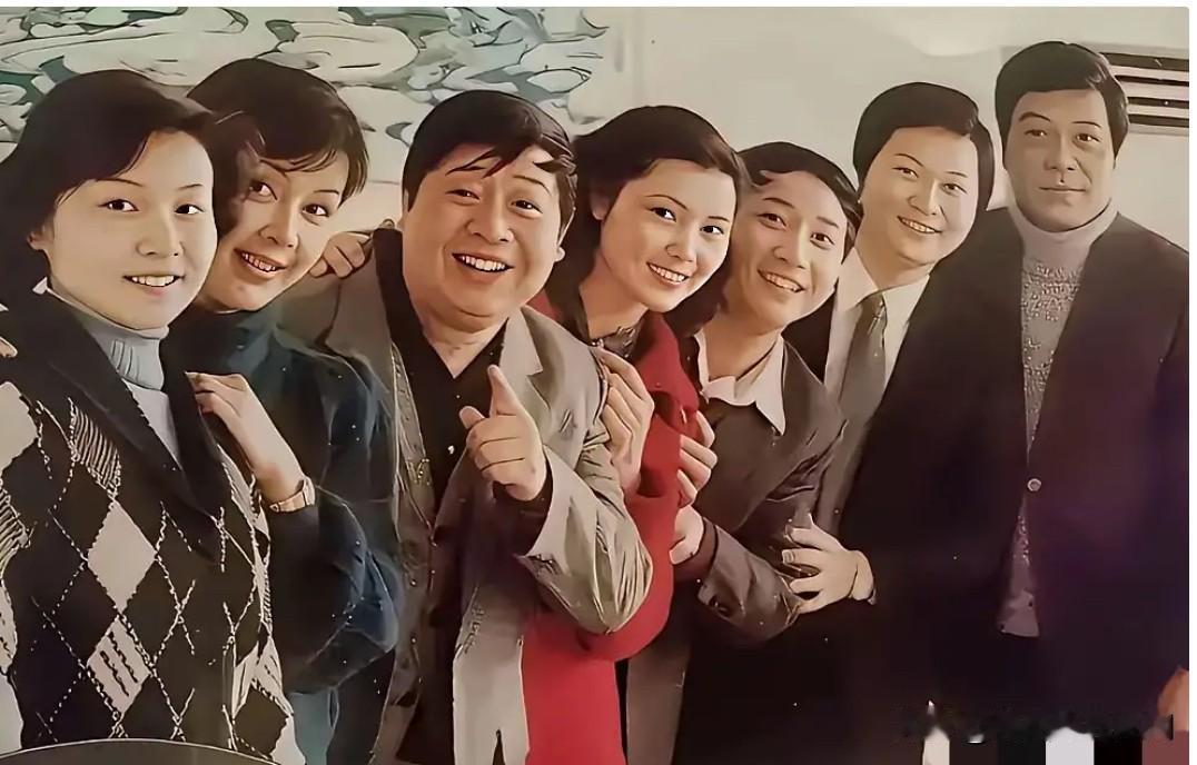 1984年，七位央视主持人在春晚期间的一张珍贵合影。你能认出三位，说明你是当时央