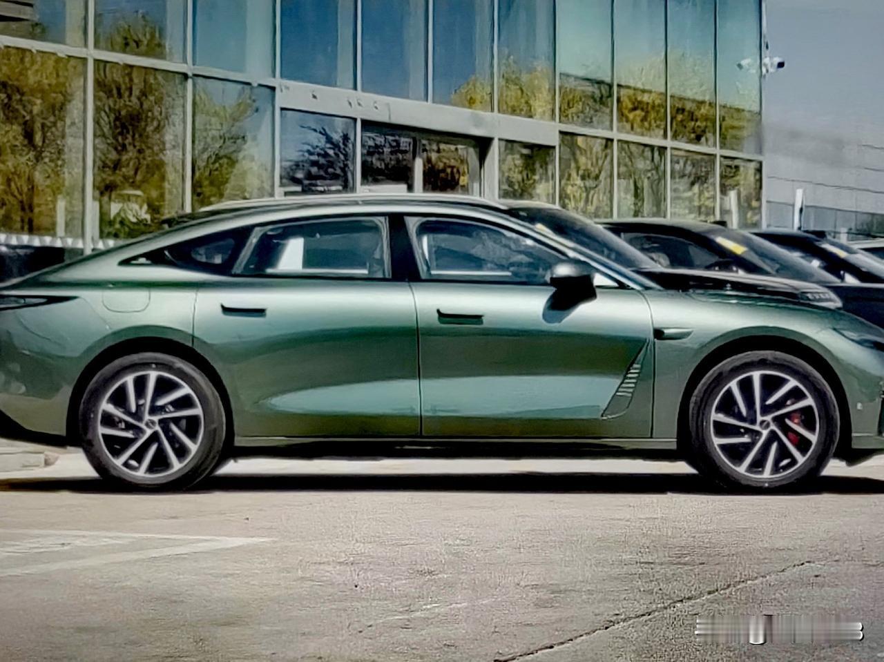 2025款星纪元ES增程版，它的定位是一款中大型的混动轿车，主打的就是超长的续航