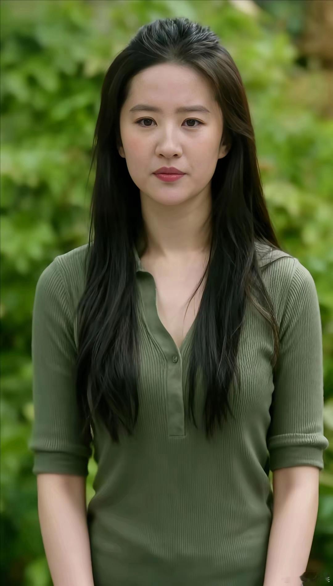 刘亦菲的素颜最美时刻太绝了！没有妆容修饰，肌肤依旧通透细腻，眉眼间满是自然灵气，