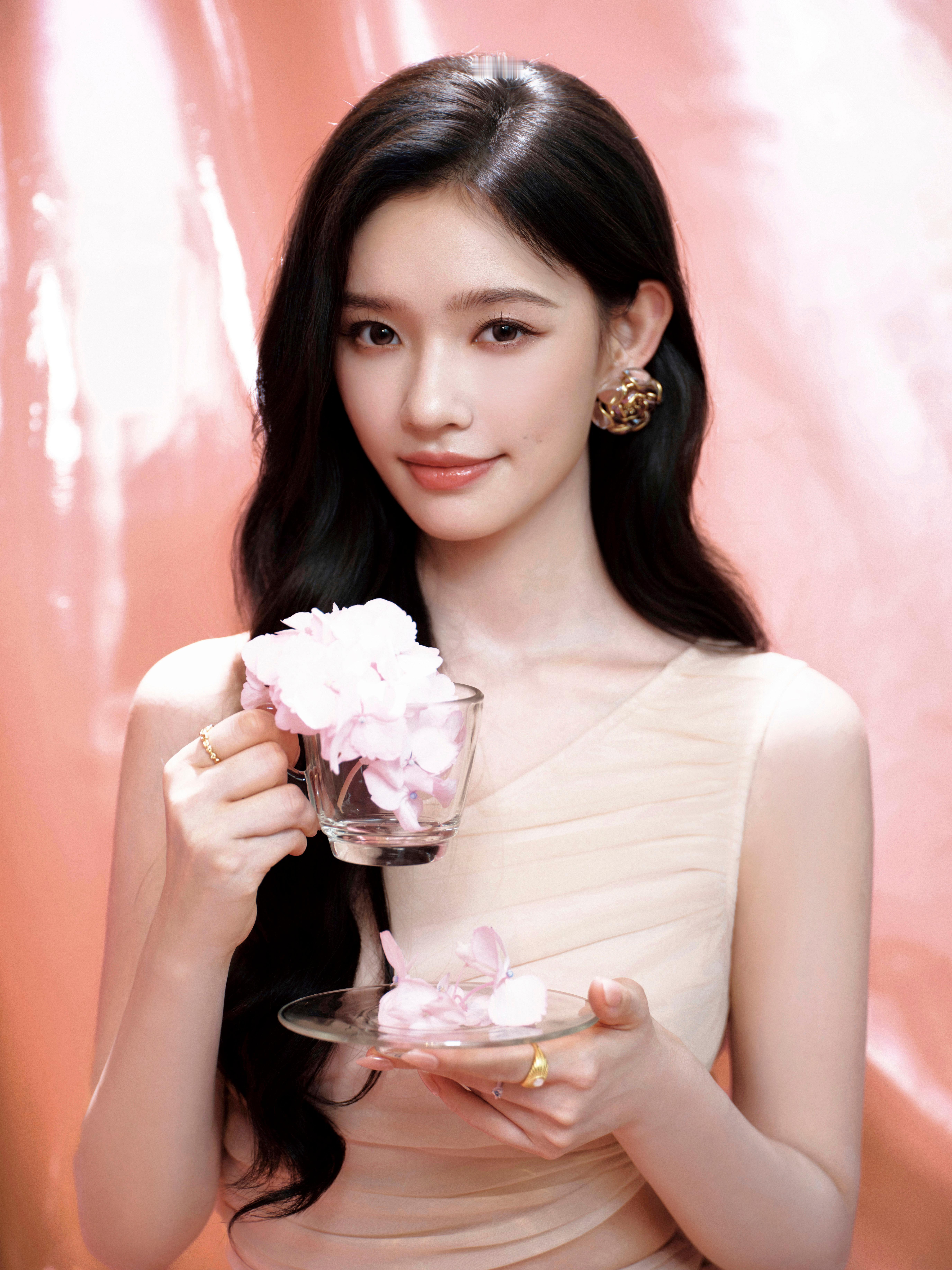 林允粉调氛围里，纱裙轻盈，花朵点缀。发丝如瀑，金饰添韵，每一面都藏着温柔力量，