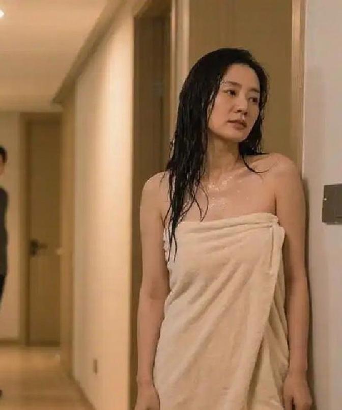 好闺蜜因为异性朋友太多,被离婚了。我赶紧送温暖安慰她,突然,她吞吞吐吐,说因为