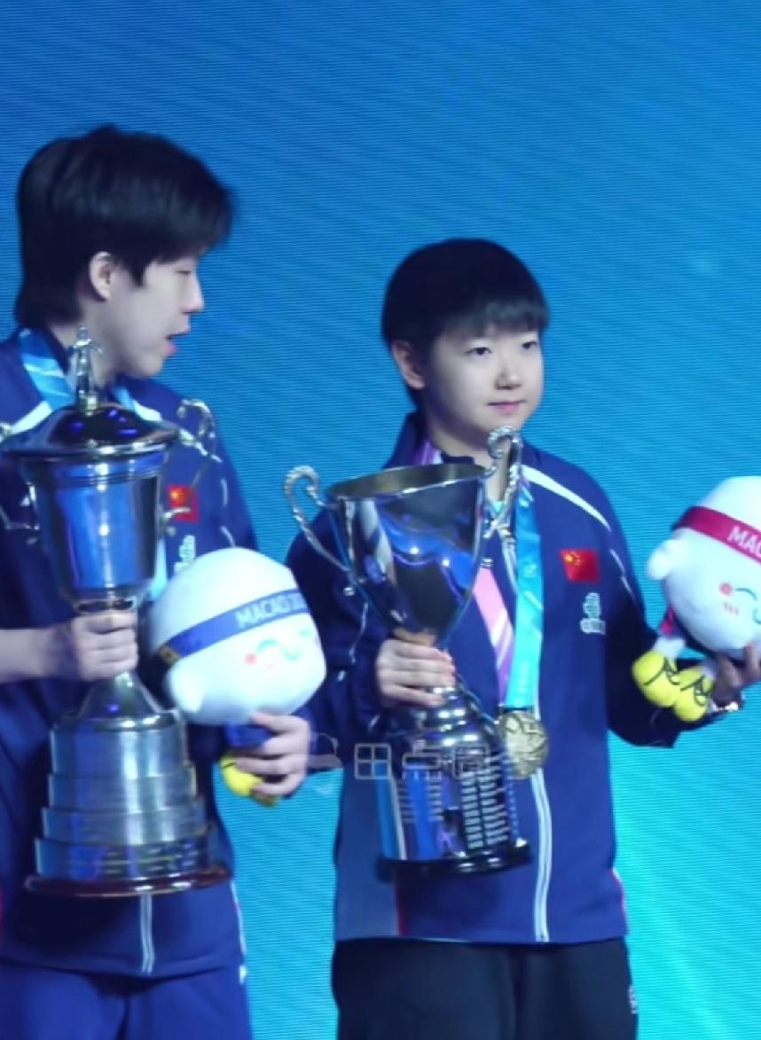 王楚钦呀，王楚钦，你“蛐蛐”啥不好，一上来就“蛐蛐”莎莎的奖杯，她能不给你