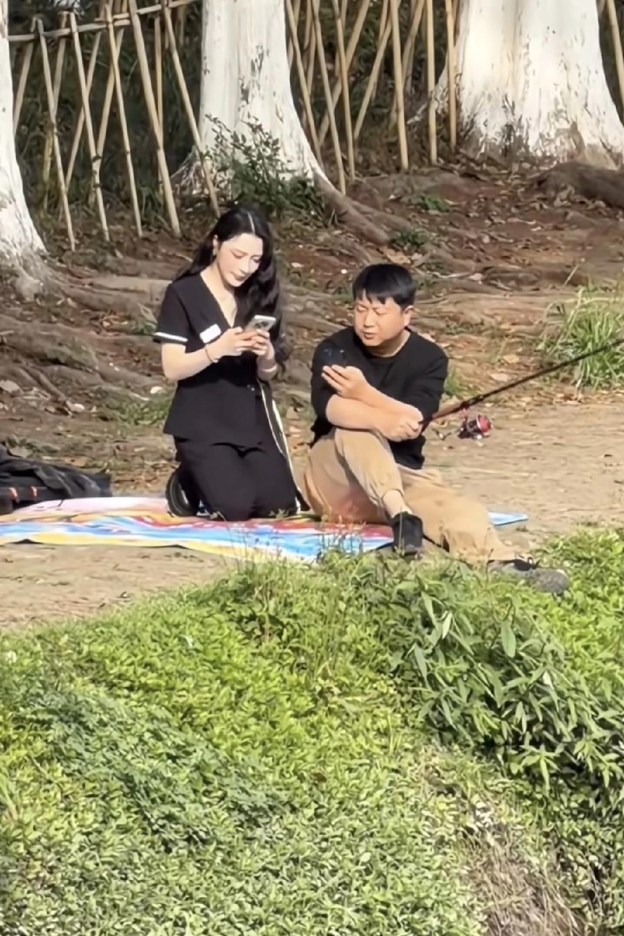 我老婆她娘家那边有个表叔，表叔六十四，退休金三千大几。退休以后迷上了钓鱼，在河边