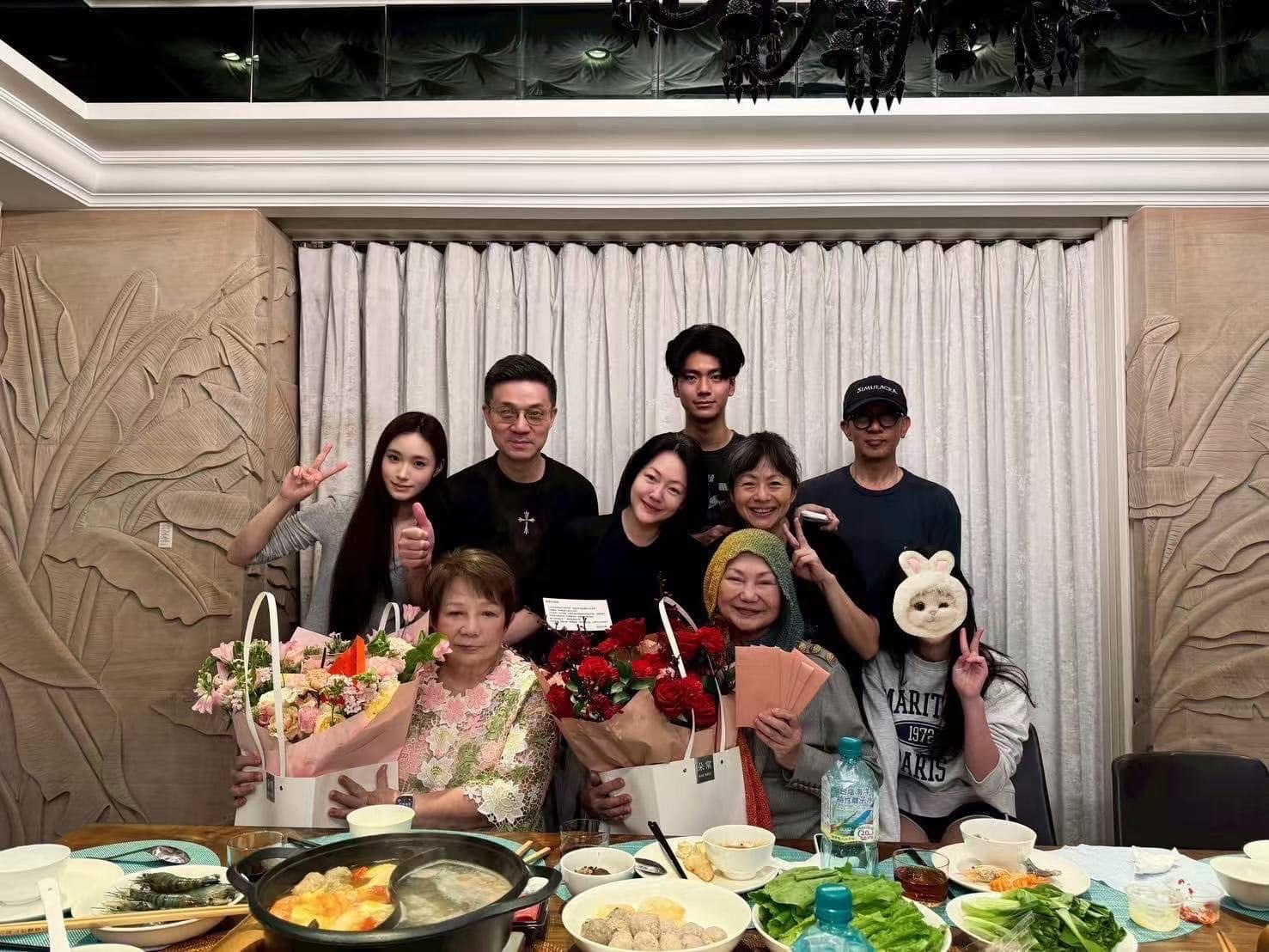 小S许雅钧具俊晔S妈许妈妈大姐及儿子Lily母亲节全家福照独缺大S?