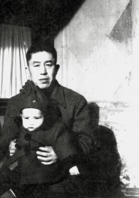 1952年6月，郑洞国被任命为水利部参事，欲举家北上，妻子陈碧莲却不愿从，理由是