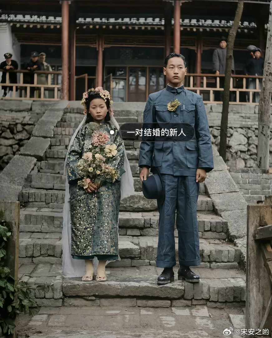 老照片：民国时期一对结婚的新人。拍摄于陕西临潼县。具体拍摄时间为1947年5月。老照片新人结婚民国​