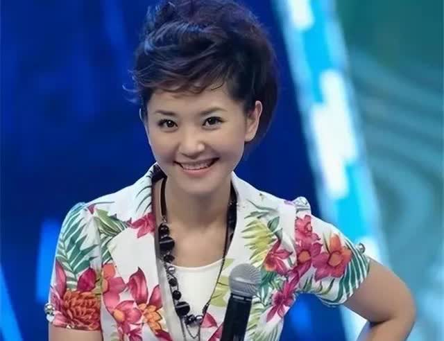 51岁主持人方琼：嫁给电视台领导，21岁儿子长得像她，还是个学霸