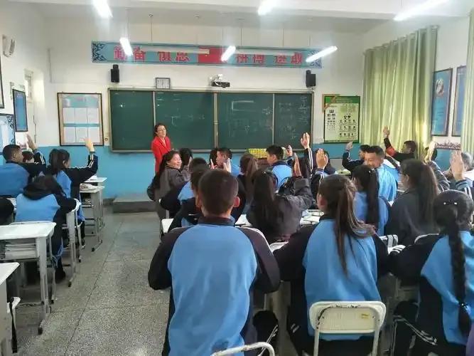 2026年小学教材全面大改，被吐槽“防自学”，普通孩子和鸡娃家庭谁先掉队？家长群