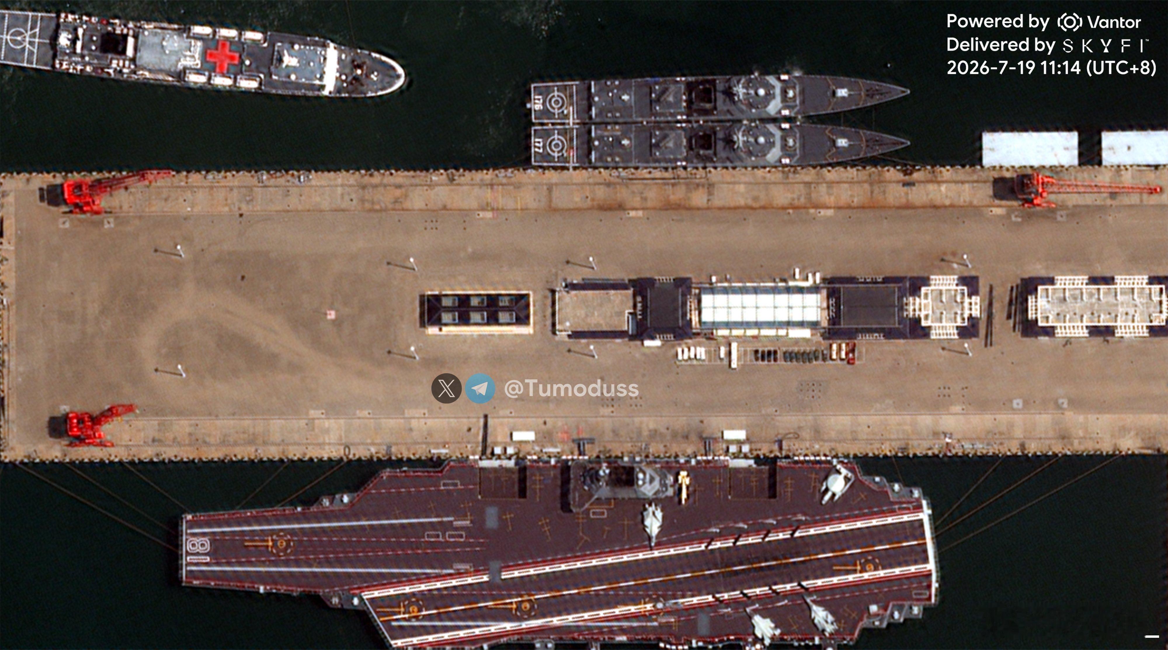 外网称新的卫图显示山东舰拦阻索和阻拦网似乎正在进行维护；福建舰甲板上有1架