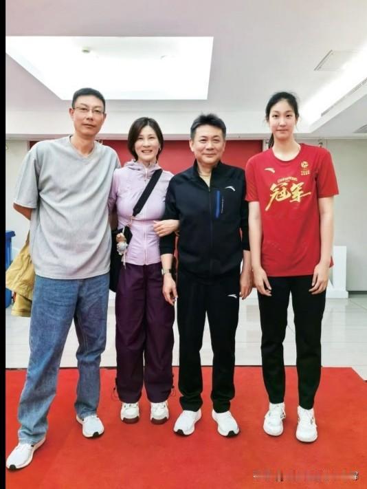 杨舒茗的父亲杨军，曾是上海男篮运动员，女儿的身高主要遗传于他。退役后他任职基层篮