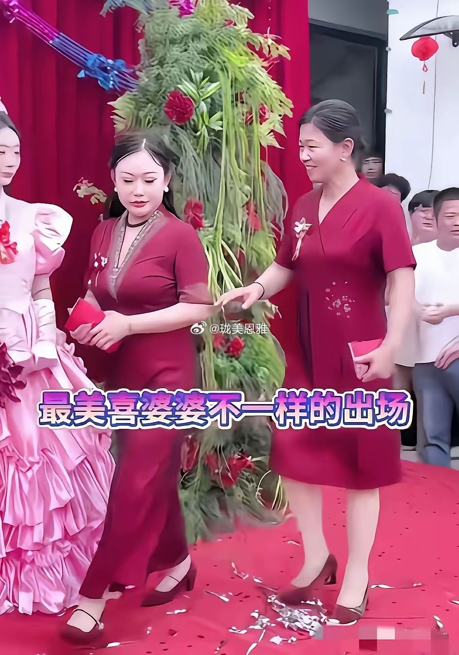 个子矮的是新郎的母亲个子高的是新娘的母亲可以看得出来，新郎的母亲有些高傲​​​