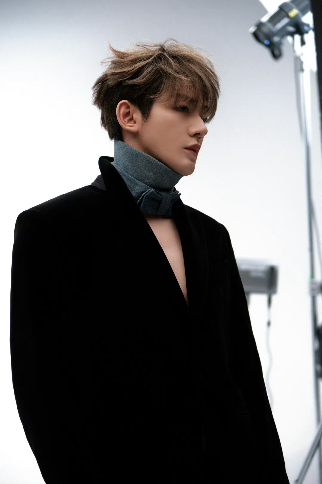 邓为内娱现役法拉利古装是玉树临风的谪仙，现代装是暗夜贵公子，清冷与温柔无缝切换