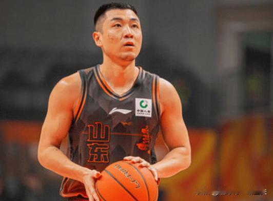 高诗岩没上山东赢，你说尴尬不！山东男篮，高诗岩600万顶薪3分，于德豪550