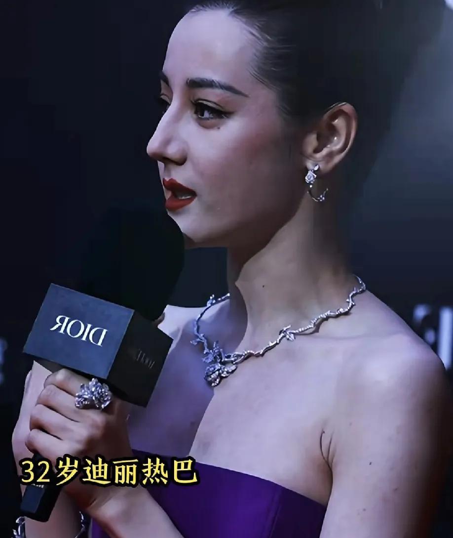 迪丽热巴皮肤状态真的不行啊，和其他女星相比，更显老，可能是皮肤松弛的原因，胳膊上