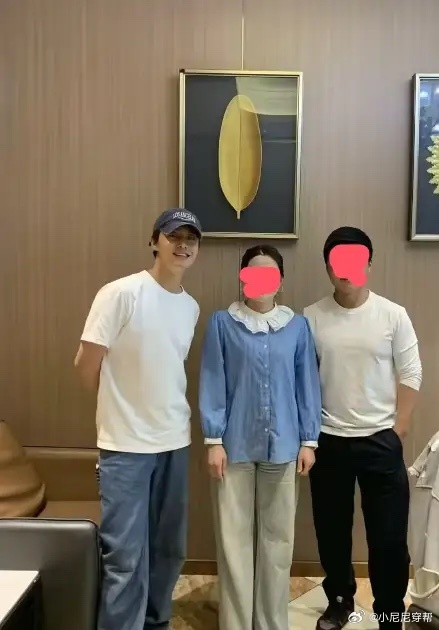 马天宇还是那么有少年感啊！最近有网友在北京偶遇马天宇，还和他合影了，头戴帽子，身