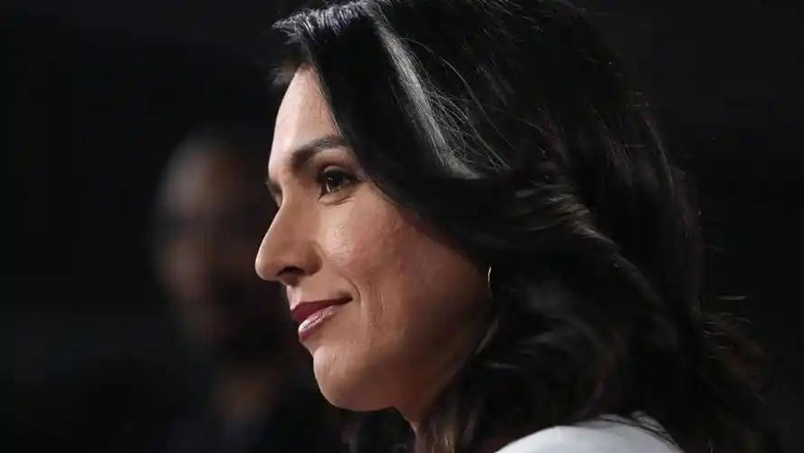 美国政坛大反转！反战先锋变政治傀儡，举报旧案只为讨好特朗普？美国国家情报总监