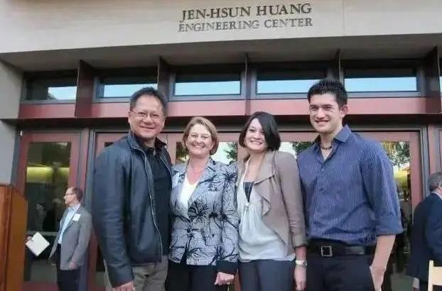 怪不得有这么一种说法，说华人如果和白人结婚，不出三代，基本就看不到华人的模样咯。