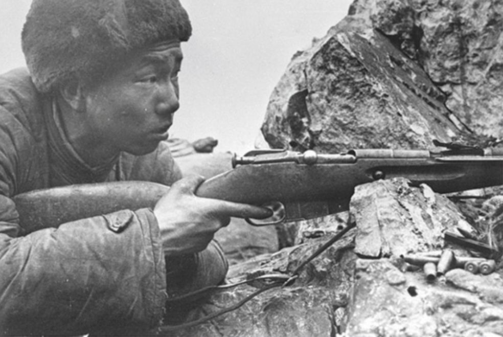 1953年，美国顶尖的狙击手开了一枪，一名志愿军东倒西歪，掉进了壕沟里，二十多分